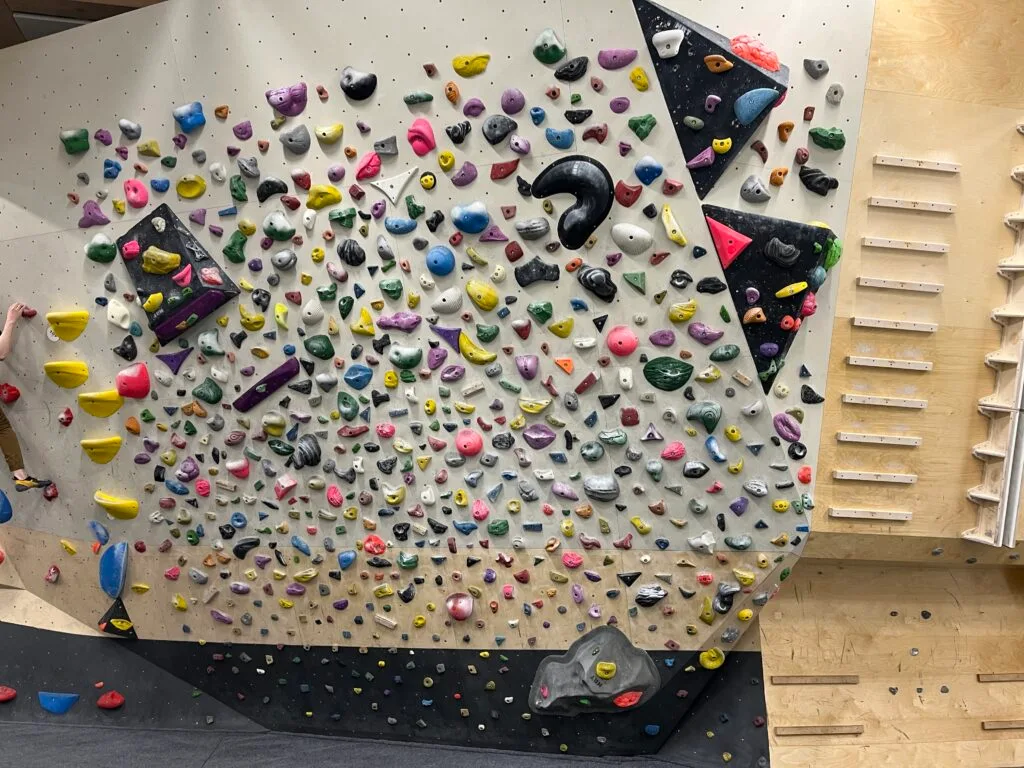 Boulderointiseinä aivan täynnä otteita, ns. spraywall